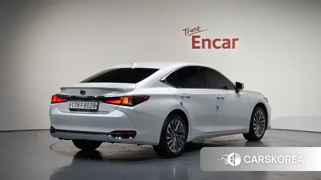 Lexus ES300h 7th generation 2024 Белый из Кореи