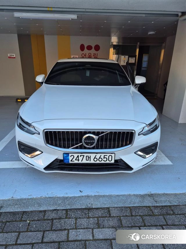 Volvo S60 3rd generation 2023 Белый из Кореи