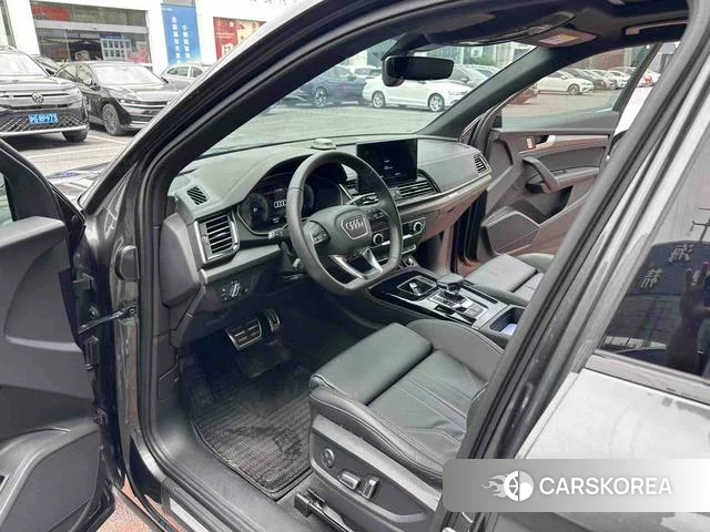 Audi Q5L 2024 Темно-серый из Китая