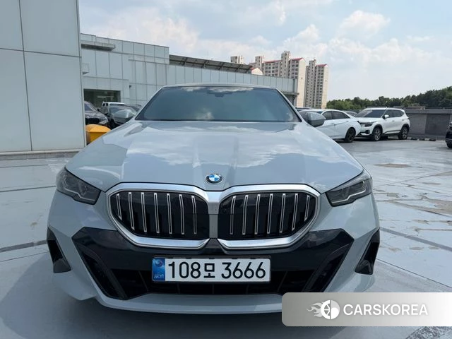 BMW 5 Series (G60) 2026 Светло-серебряный цвет из Кореи
