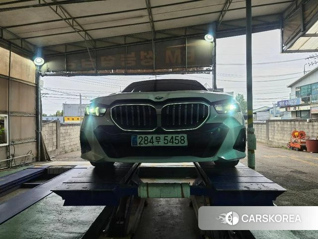 BMW 5 Series (G60) 2023 Белый из Кореи