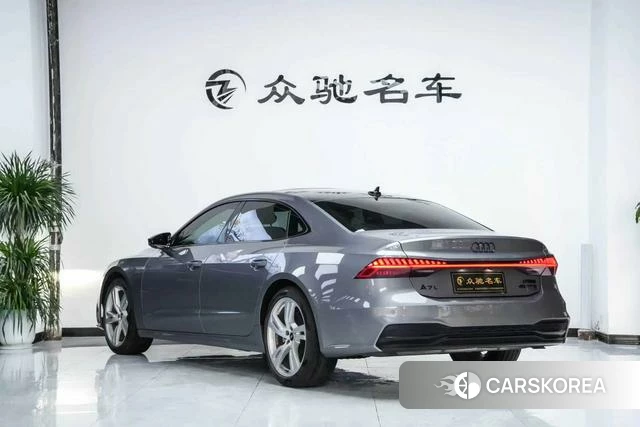 Audi A7L 2023 Серебристо-серый из Китая