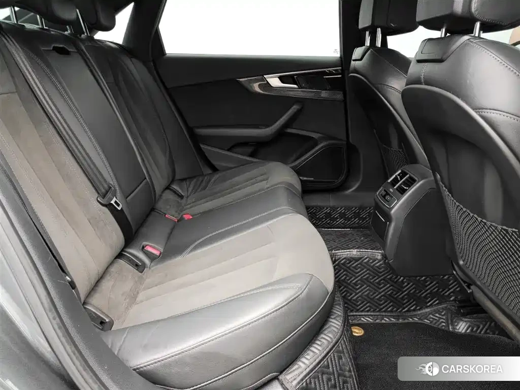 Audi A4L 2023 Silver/gray из Китая
