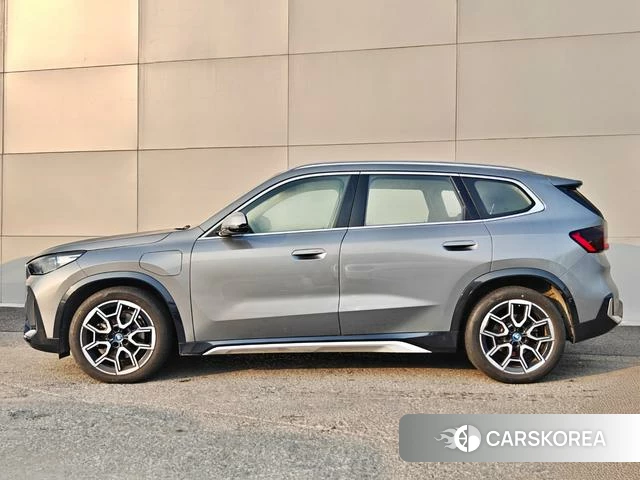 BMW iX1 2023 Серебристо-серый из Китая