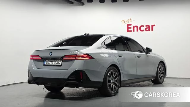 BMW 5 Series (G60) 2024 Светло-серебряный цвет из Кореи