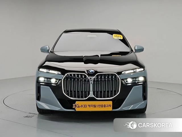 BMW 7 Series (G70) 2023 Небесно-голубой из Кореи