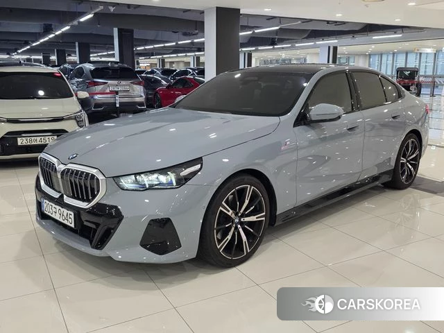 BMW 5 Series (G60) 2024 Серебристо-серый из Кореи