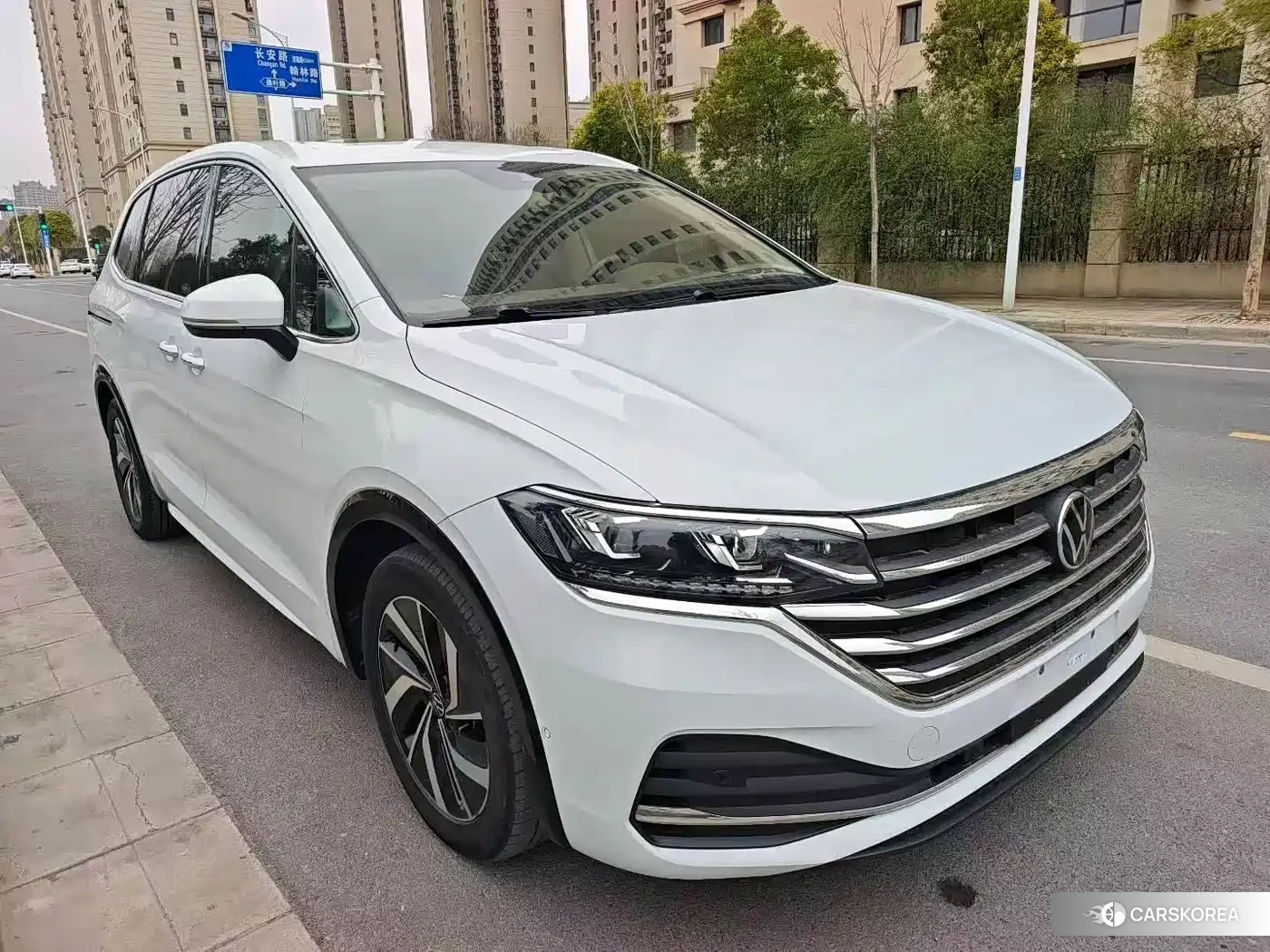 Volkswagen Viloran 2023 Белый из Китая