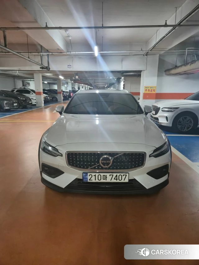 Volvo V60 Cross-Country 2nd Generation 2025 Белый из Кореи