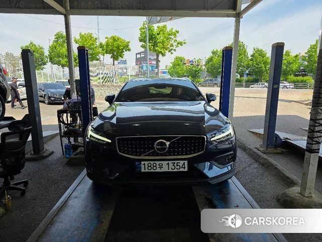Volvo V60 Cross-Country 2nd Generation 2024 Синий из Кореи