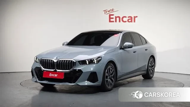 BMW 5 Series (G60) 2025 Небесно-голубой из Кореи