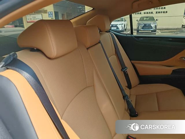 Lexus ES 2023 Серебристо-серый из Китая