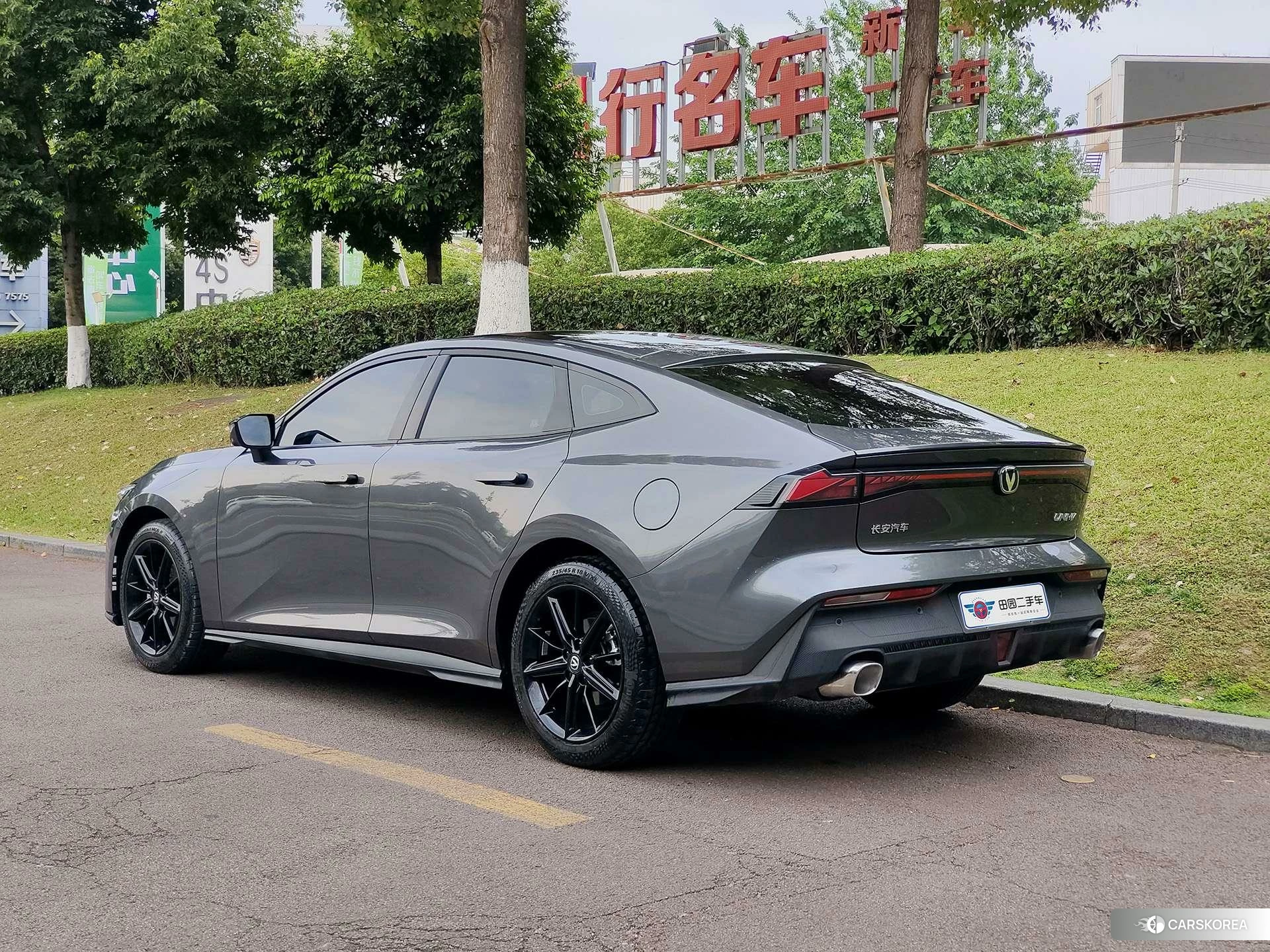 Chang'an UNI-V 2023 Темно-серый из Китая