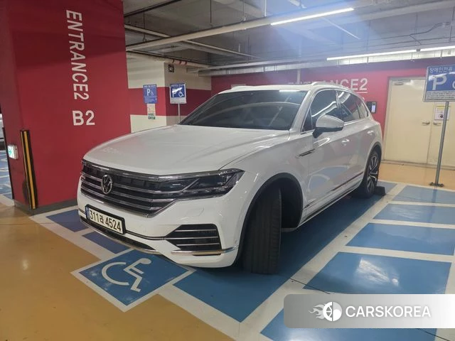 Volkswagen Touareg 3rd generation 2021 Белый из Кореи