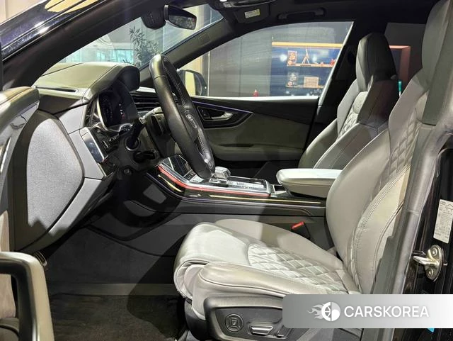 Audi Q8 2021 Черный из Китая