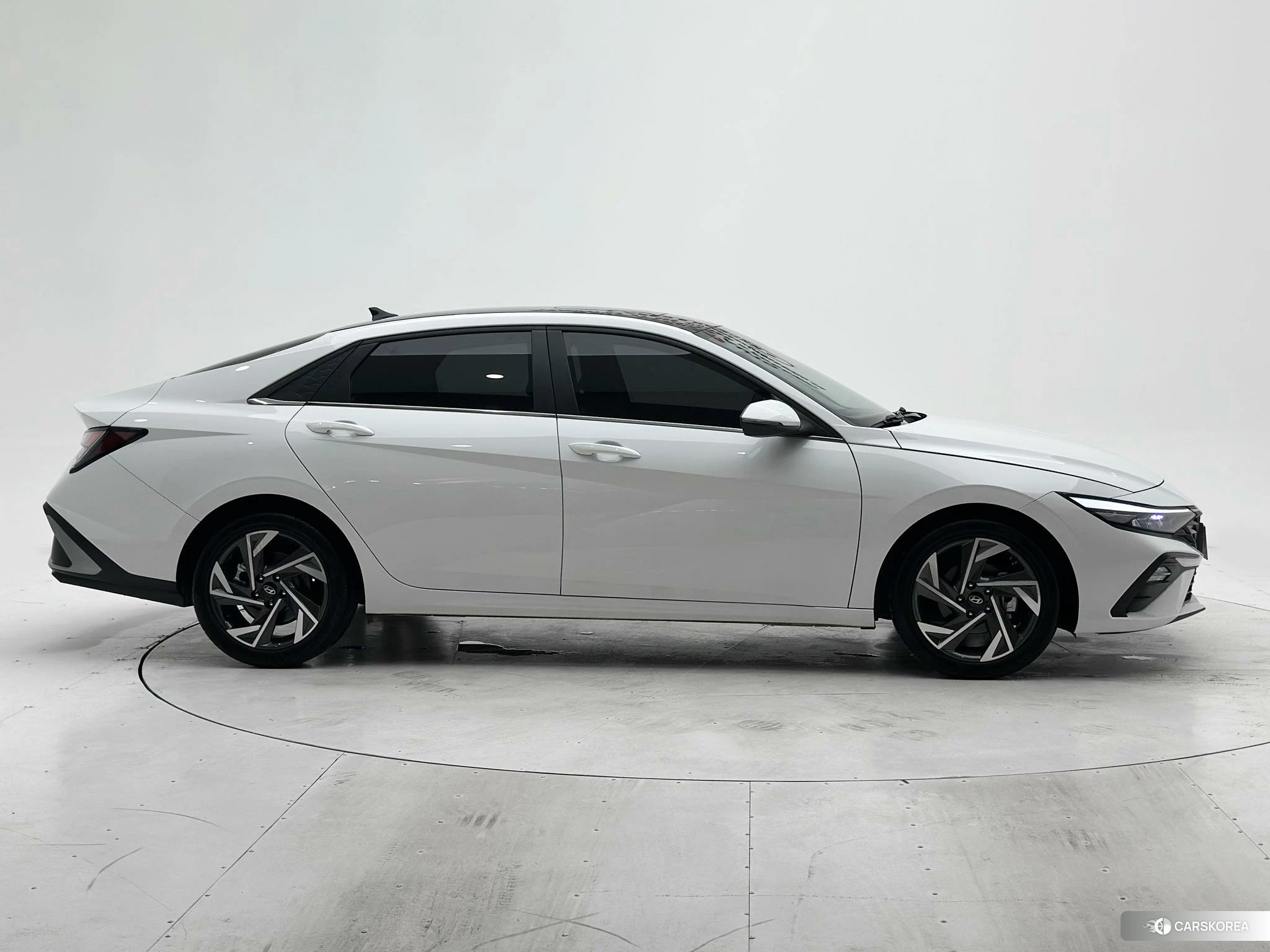 Hyundai Elantra 2023 Белый из Китая