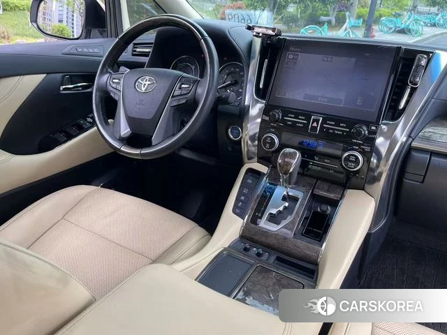 Toyota Elfa 2023 Белый из Китая