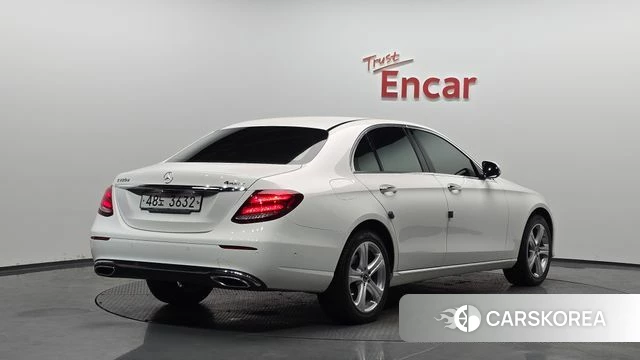 Mercedes-Benz E-Class W213 2018 Белый из Кореи