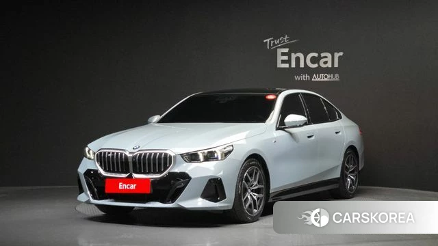 BMW 5 Series (G60) 2024 Небесно-голубой из Кореи