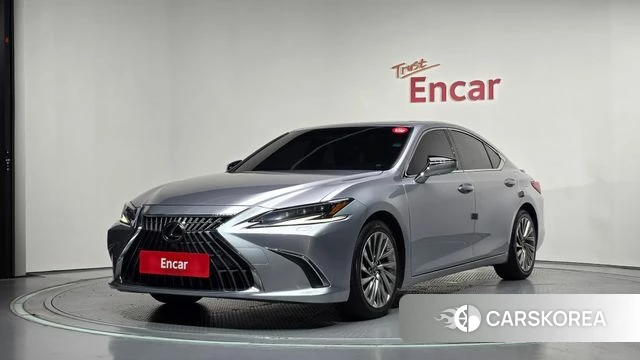Lexus ES300h 7th generation 2023 Серебряный из Кореи