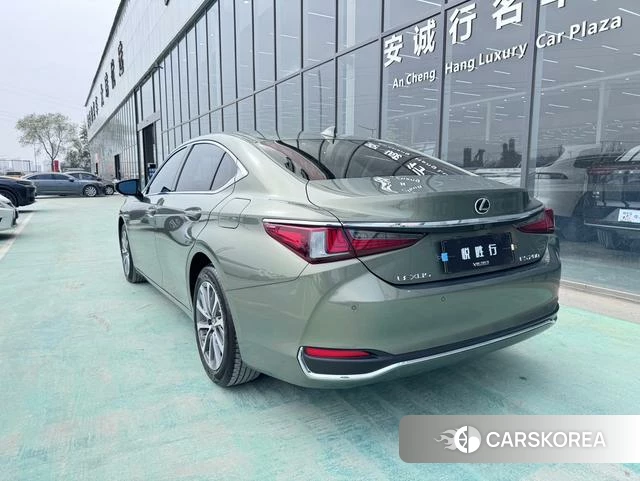 Lexus ES 2023 Зеленый из Китая