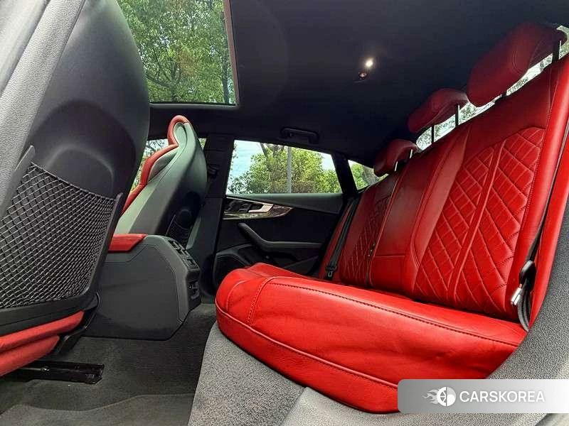 Audi S5 2021 Темно-серый из Китая