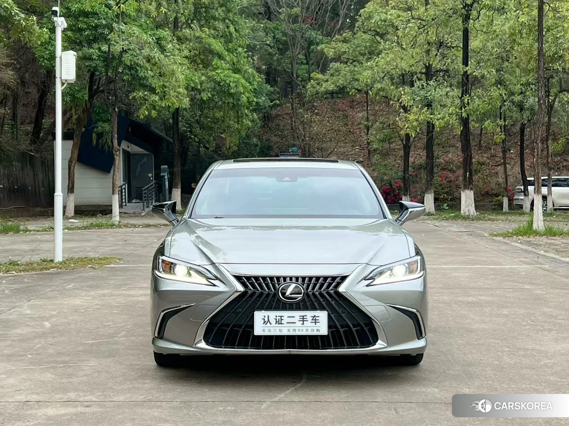 Lexus ES 2022 Серебристо-серый из Китая