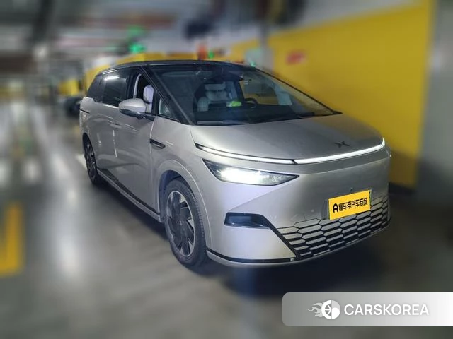 Xiaopeng Motors Xiaopeng X9 2025 Серебристо-серый из Китая