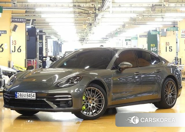 Porsche Panamera (971) 2022 Светло-зеленый из Кореи