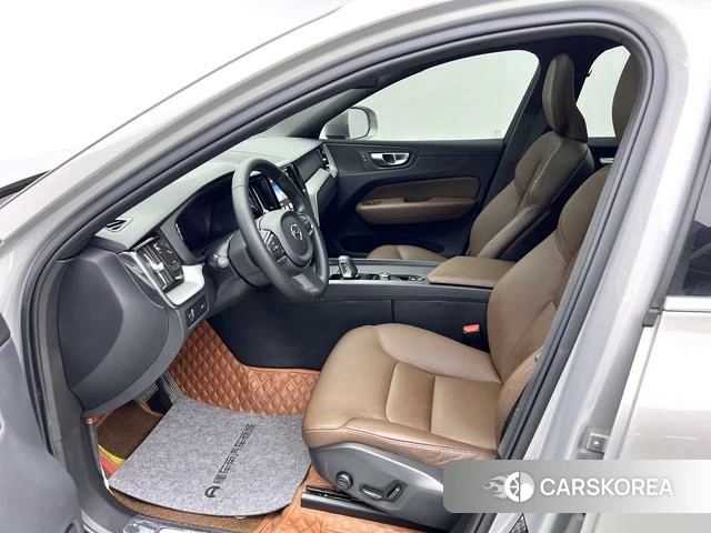Volvo XC60 2022 Серебристо-серый из Китая