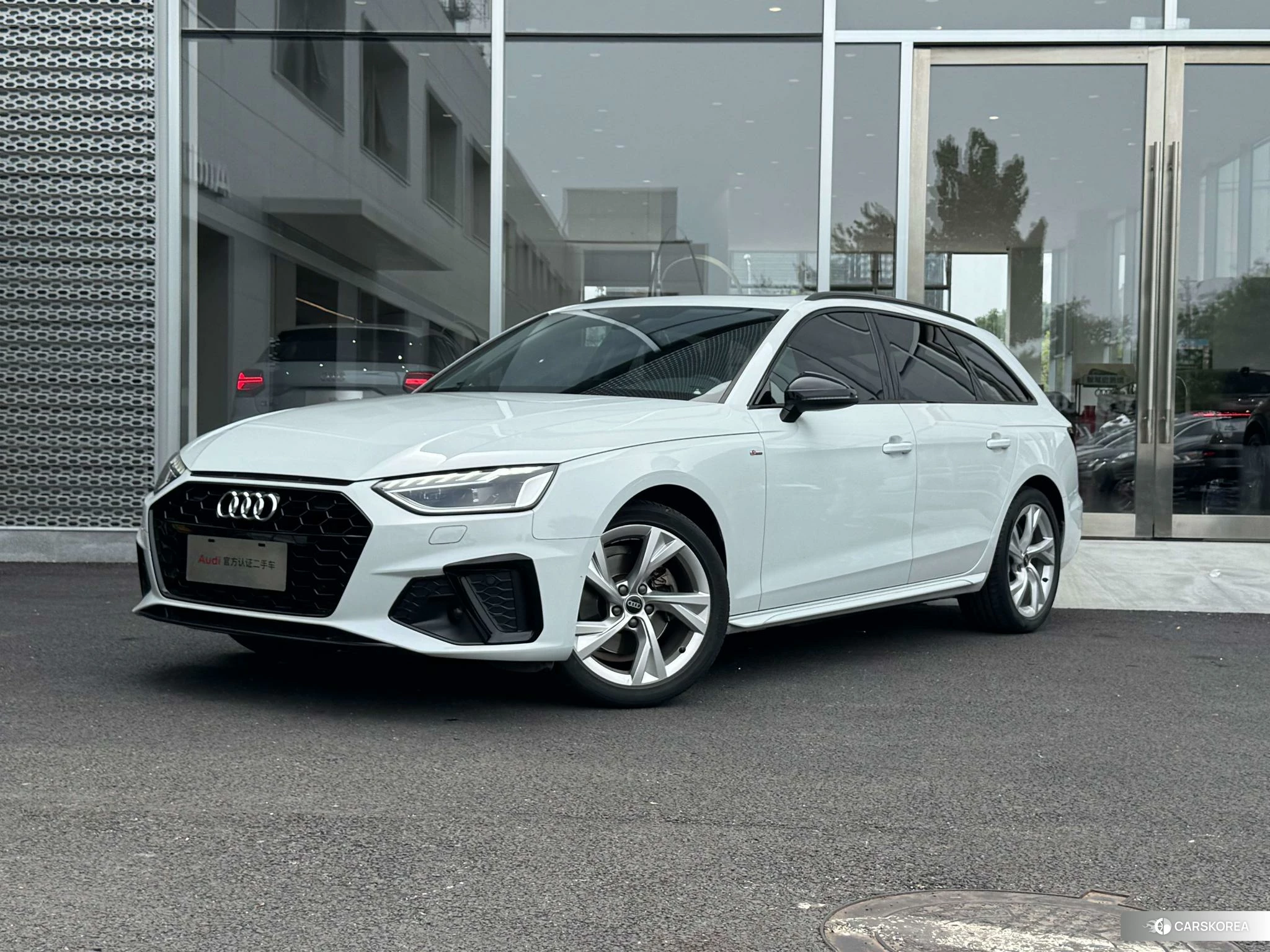 Audi A4 (import) 2022 Белый из Китая