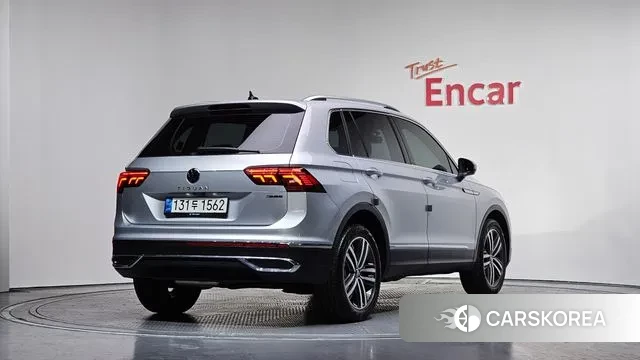 Volkswagen Tiguan second Generation 2021 Серебристо-серый из Кореи