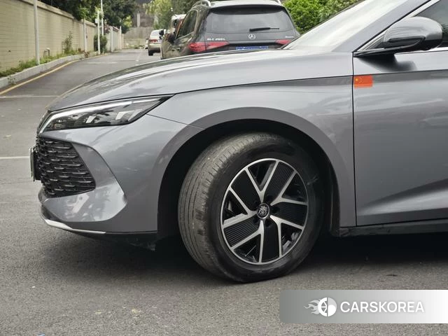 BYD Qin L DM 2024 Темно-серый из Китая
