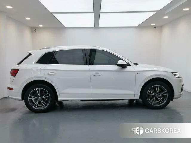 Audi Q5L 2021 Белый из Китая