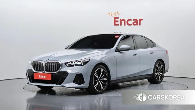 BMW 5 Series (G60) 2026 Светло-серебряный цвет из Кореи