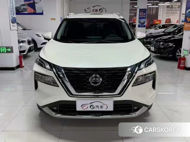 Nissan Qijun 2022 Белый из Китая