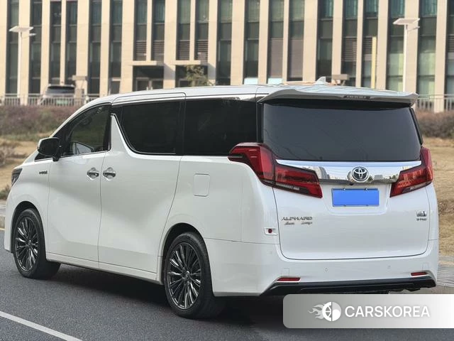 Toyota Elfa 2023 Белый из Китая