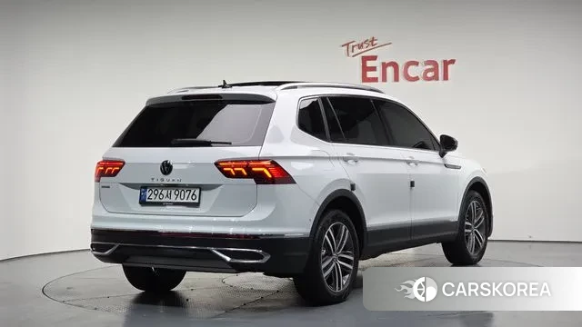 Volkswagen Tiguan Allspace 2023 Белый из Кореи