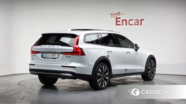 Volvo V60 Cross-Country 2nd Generation 2022 Белый из Кореи