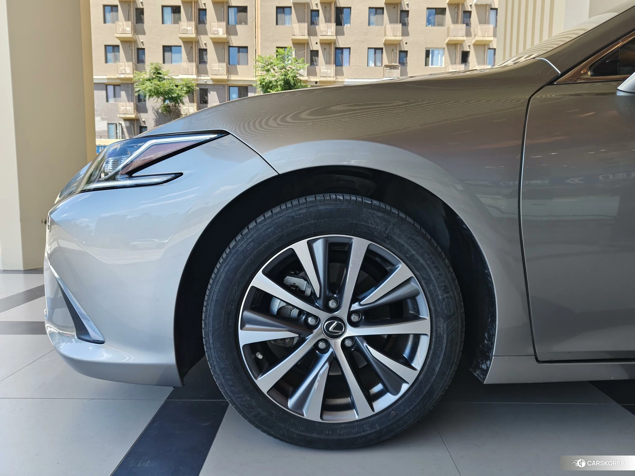 Lexus ES 2019 Серебристо-серый из Китая