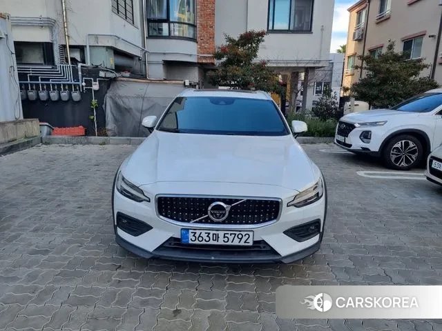 Volvo V60 Cross-Country 2nd Generation 2020 Белый из Кореи
