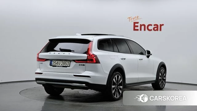 Volvo V60 Cross-Country 2nd Generation 2023 Белый из Кореи