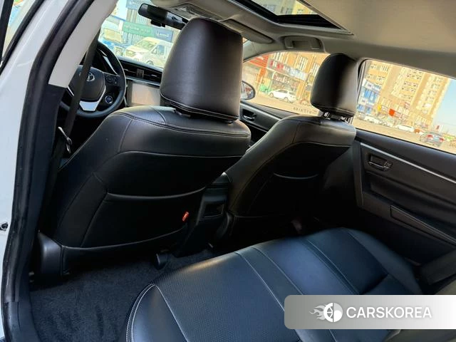 Toyota Corolla dual engine E+ 2020 Белый из Китая