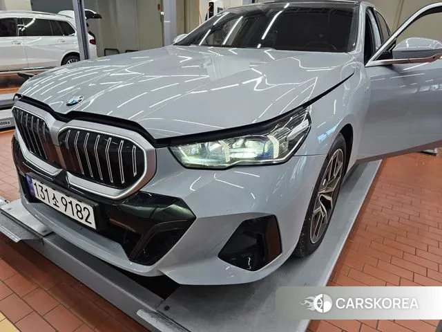 BMW 5 Series (G60) 2024 Серебристо-серый из Кореи