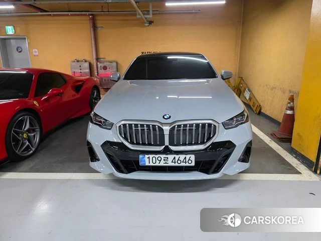BMW 5 Series (G60) 2026 Светло-серебряный цвет из Кореи