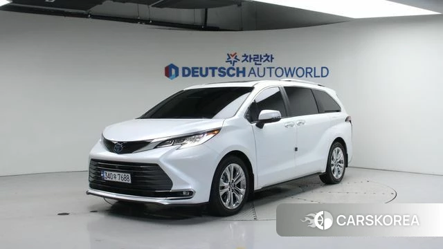 Toyota Sienna 4th Generation 2023 Белый из Кореи