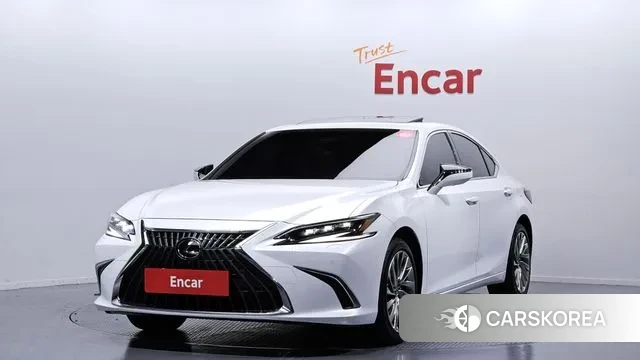 Lexus ES300h 7th generation 2024 Белый из Кореи