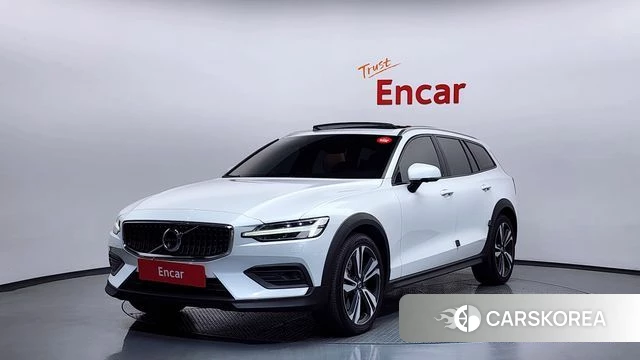 Volvo V60 Cross-Country 2nd Generation 2020 Белый из Кореи