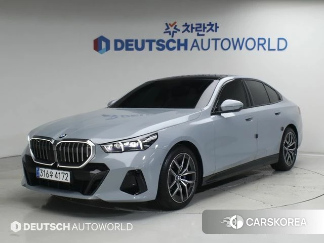 BMW 5 Series (G60) 2026 Серебристо-серый из Кореи