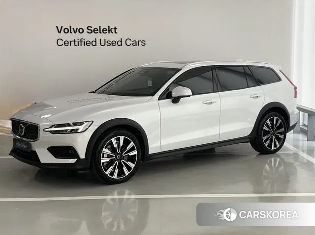 Volvo V60 Cross-Country 2nd Generation 2025 Белый из Кореи